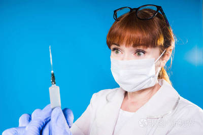 女医生戴着医用口罩